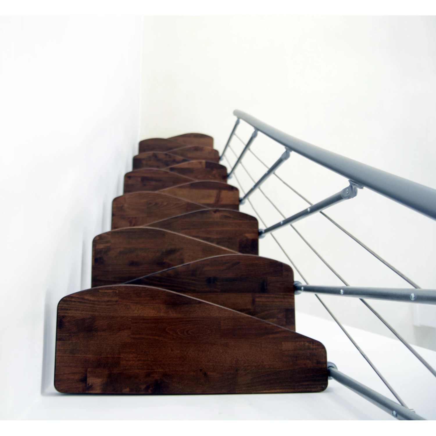 Minka Raumspartreppe Nizza in Walnuss/Grau, Innentreppe mit Holzstufen und grauem Geländer.