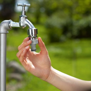 Gardena Hahnverbinder (G 3/4) wird an einen Wasserhahn angeschlossen.