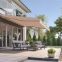 Braun-beige Gelenkarmmarkise Classic (300x200cm) spendet Schatten auf der Terrasse.