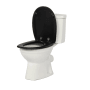 Schwarzer O-Form WC-Sitz aus lackiertem MDF mit Absenkautomatik auf weißer Toilette, Deckel geöffnet.