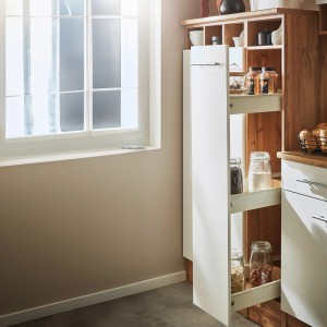 Detailaufnahme einer grauen Respekta Winkelküche mit offenem Apothekerauszug.