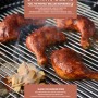 Weber Räucherchips Geflügel auf Grill mit Hähnchenteilen. Grillutensil für leckeres Aroma.