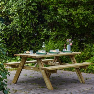 Axi Picknicktisch Julie aus Holz, naturfarben, mit Geschirr dekoriert im Garten.