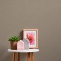 Beige-braune Vliestapete mit leichter Struktur, Uni Matt, FSC®-zertifiziert.