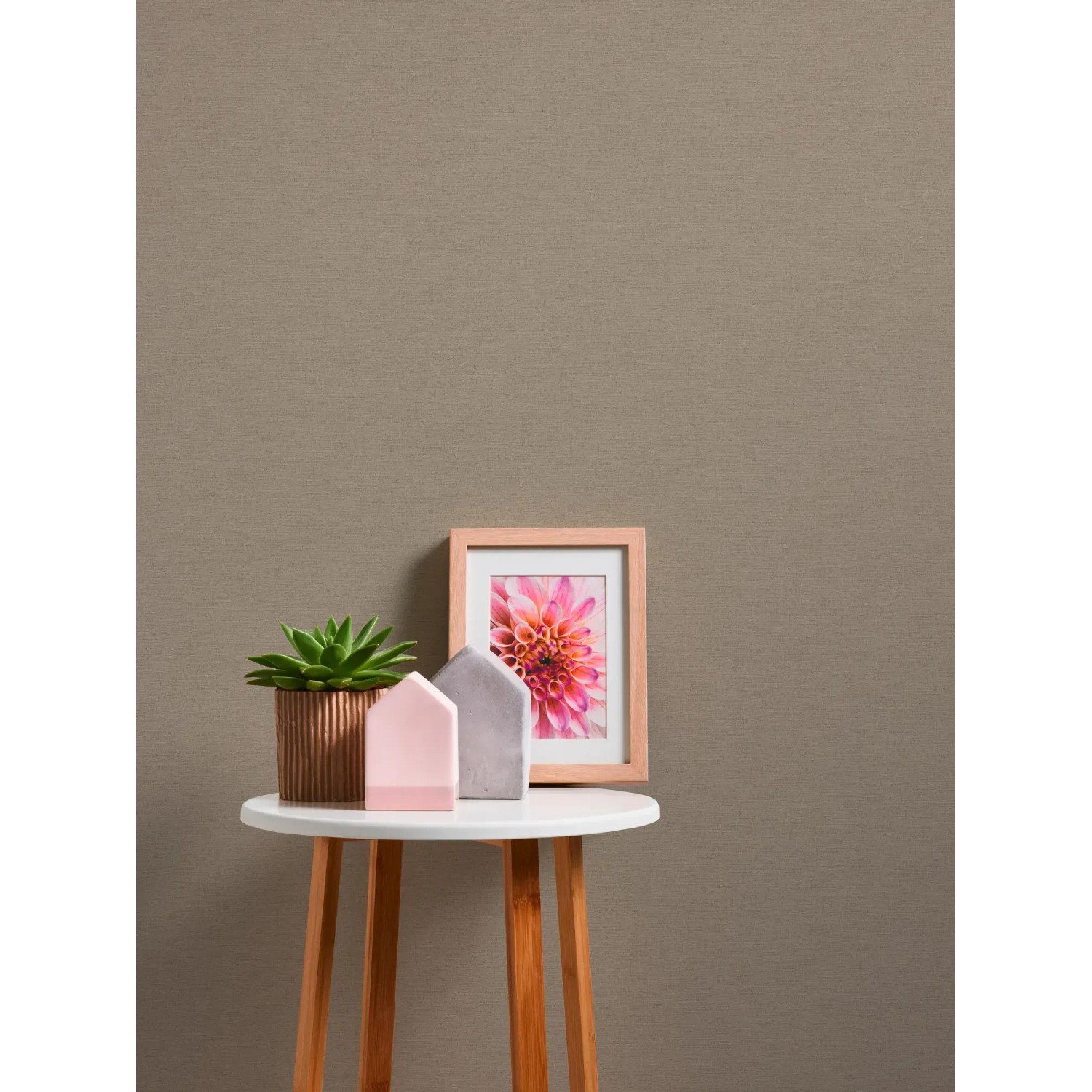 Beige-braune Vliestapete mit leichter Struktur, Uni Matt, FSC®-zertifiziert.