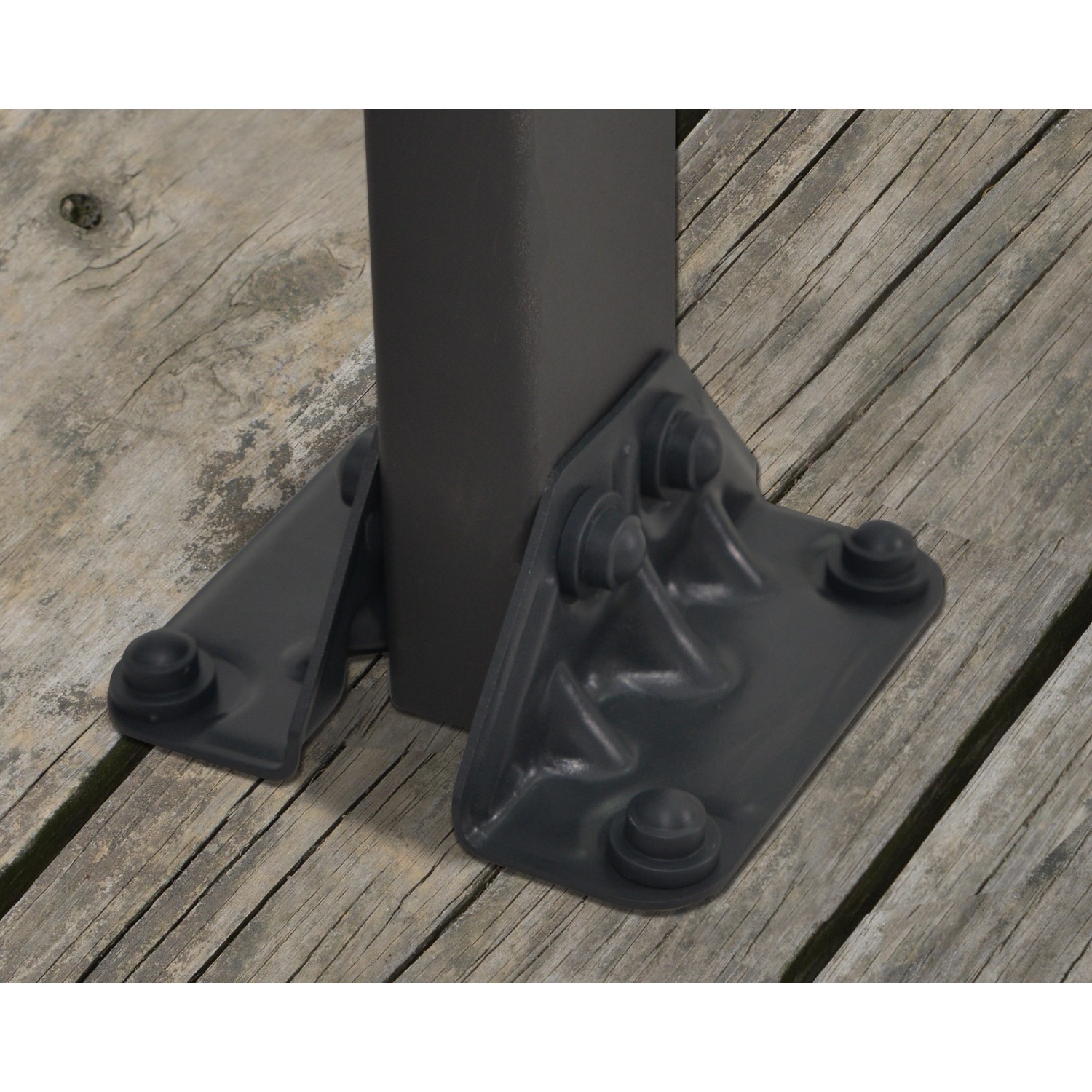 Detailaufnahme der Bodenbefestigung einer anthrazitfarbenen Palram Feria Terrassenüberdachung.