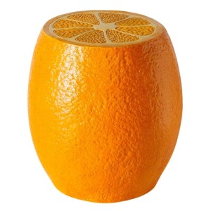 Orangefarbener Boltze Sitzhocker in Form einer halben Orange. Dekoratives Hockermöbel für Wohnräume.