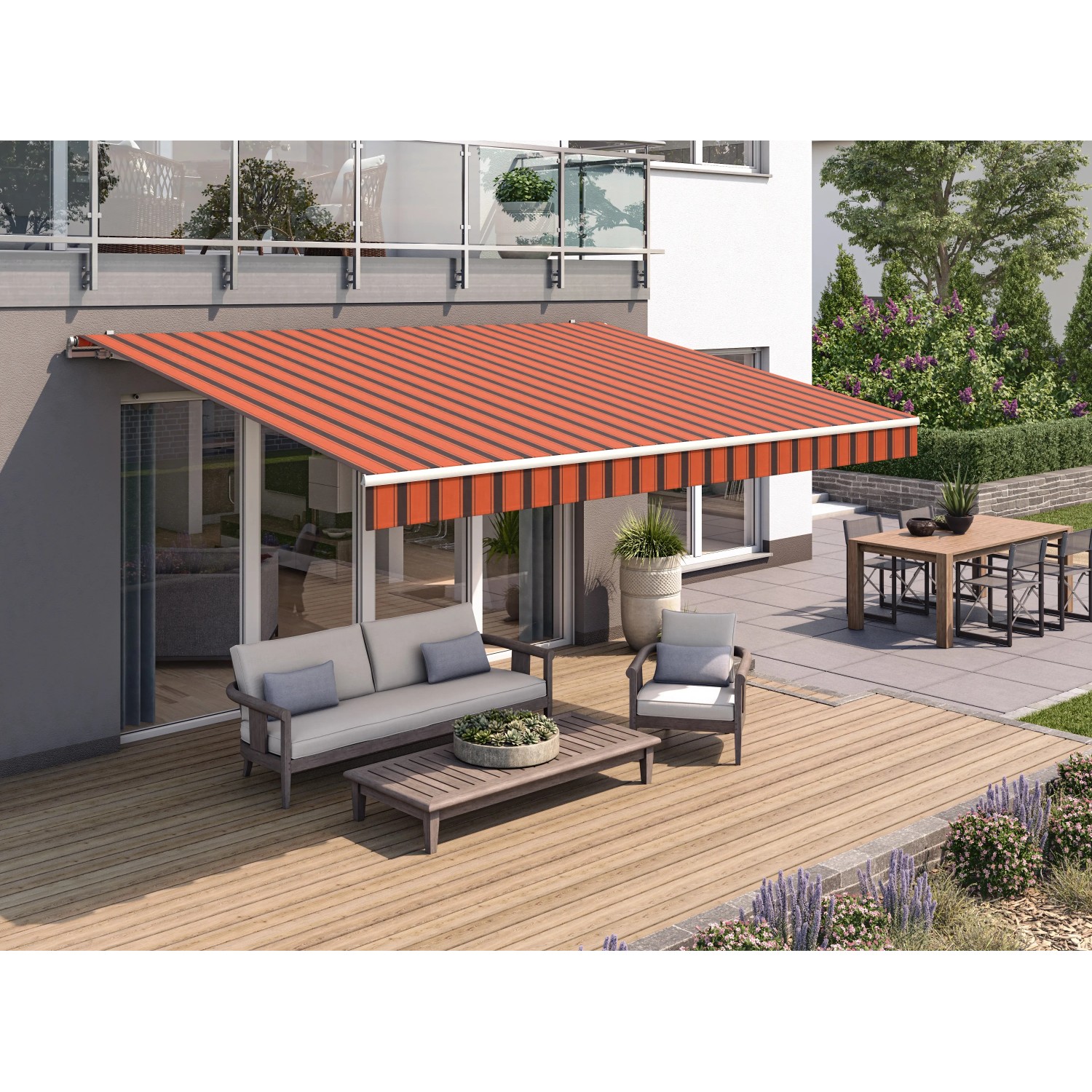Wismar Gelenkarmmarkise Classic, 300x200 cm, orange-braun, montiert an Hauswand über Terrasse mit Gartenmöbeln.