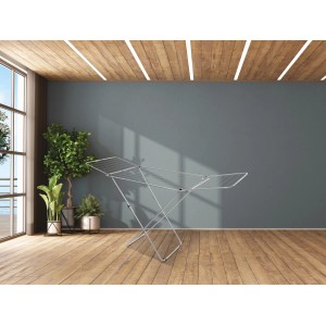 Silberner Flügelwäschetrockner Kolibri, ausgeklappt im Raum. Wäscheständer mit 18 m Trockenlänge.