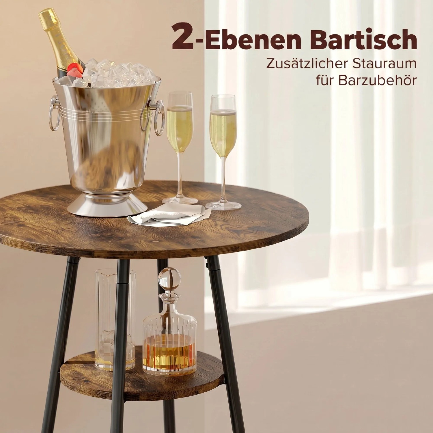 Rustikaler Bartisch aus Spanplatte mit schwarzem Metallgestell, zwei Ablagen und Barzubehör. Kompaktes Design.