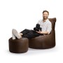 Mann entspannt im braunen Sitting Point Sessel Cuba mit Hocker und Kamera.
