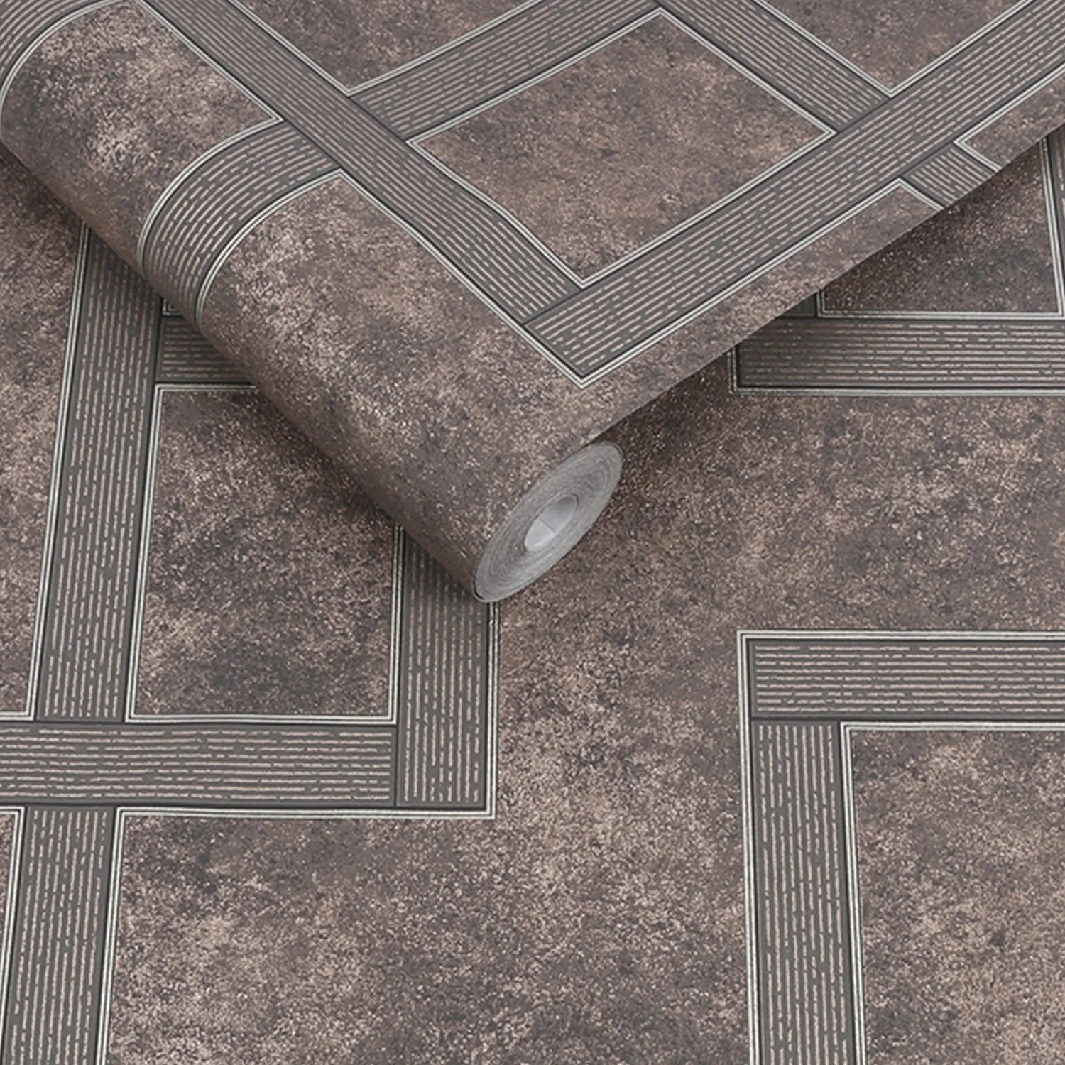 Boutique Vliestapete Gilded Greek Key Smokey Quartz mit geometrischem Muster und Beton-Effekt.