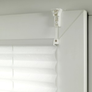 Gardinia Easy Fix Plissee Greta, rauchblau, 50x130cm, verspannt am Fensterrahmen.
