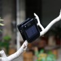 Schwarze Solar LED Gartenleuchte mit Clip an einem Ast. Wegeleuchte mit Bewegungsmelder.