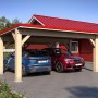 Holzbrüder Carport Ralf 36 mit rotem Dach, zwei Autos parken darunter.
