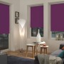Gardinia EasyFix Rollo Thermo, 100x150 cm, Lila, im Wohnraum mit Couch und Fenstern.