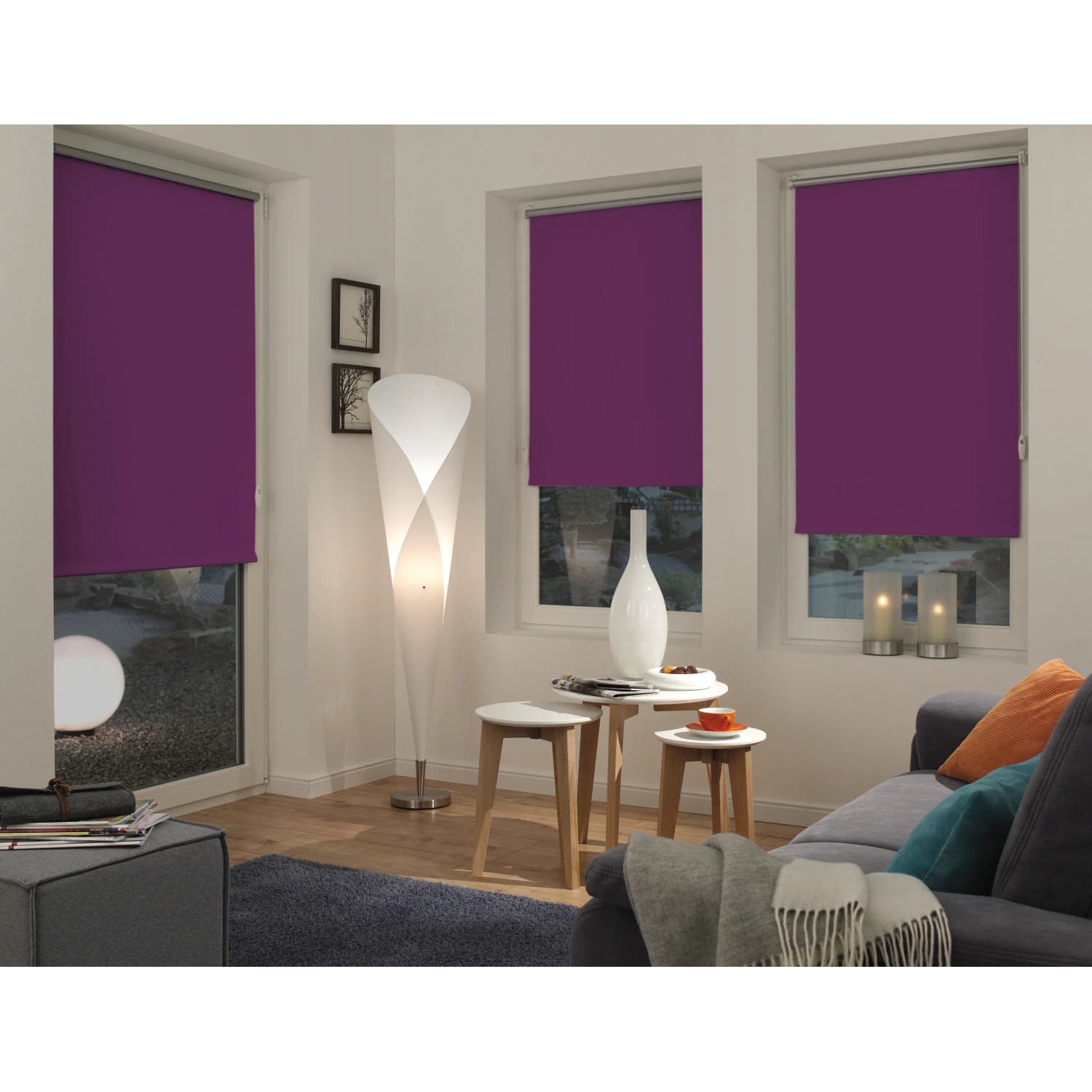 Gardinia EasyFix Rollo Thermo, 100x150 cm, Lila, im Wohnraum mit Couch und Fenstern.
