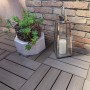 Onek Kunststoff-Fliese Snapwood Nussbraun (38x38cm) mit Holzoptik verlegt im Außenbereich.