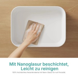 Weißes Emke Keramik Aufsatzwaschbecken wird mit Schwamm gereinigt. Glatte, pflegeleichte Oberfläche für Bad.