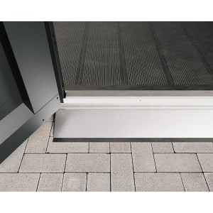 Hörmann EcoStar Bodenschwellenrampe für 2-flügelige Tür, erleichtert den Zugang zum Gartenhaus.