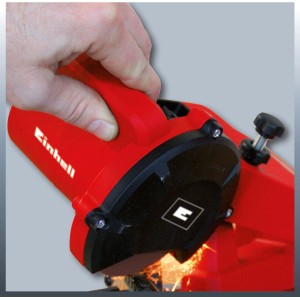 Einhell GC-CS 85 E Sägekettenschärfgerät in Nutzung, rot, mit Hand am Griff.