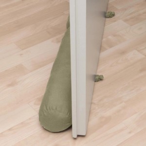Beautissu Viento Zugluftstopper 100cm in Taupe am Türboden. Schützt effektiv vor Durchzug.