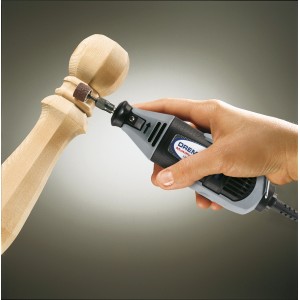Dremel Schleifwerkzeug 408 mit Schleifband im Einsatz an einem Werkstück.