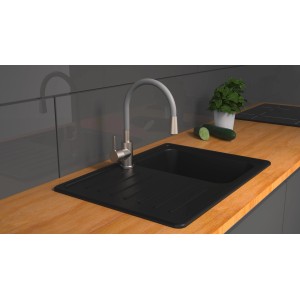 Eisl Spültischarmatur Edelstahloptik mit grauem Flexo-Auslauf an schwarzer Spüle.