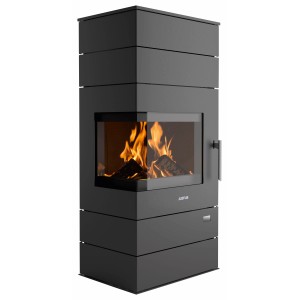 Schwarzer Justus Voga W+ Kaminofen (6,5 kW) mit Holzfeuer hinter Glas. Moderner Stahl-Kamin für gemütliche Wärme.