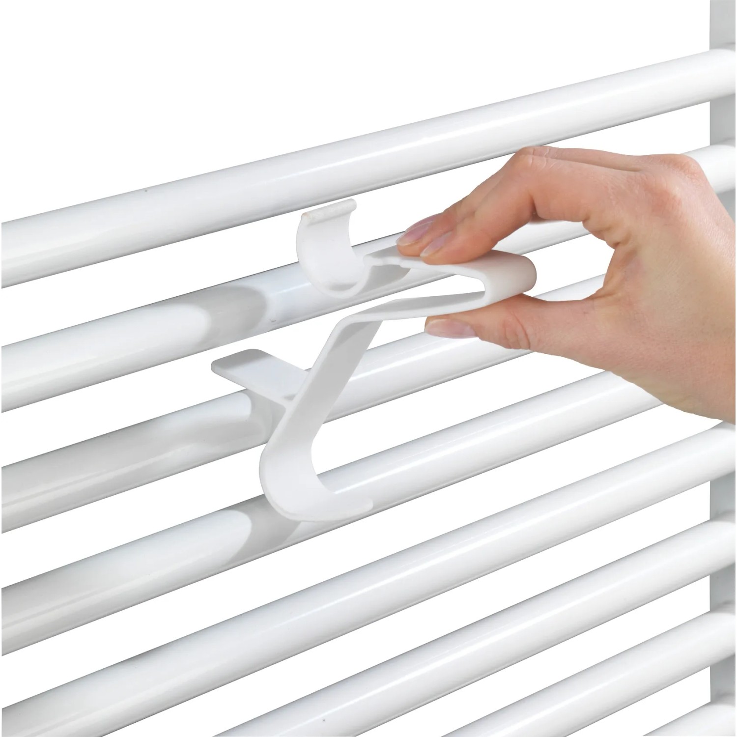 Wenko Universal Flexi Haken für Handtuchheizkörper in Weiß, flexibel am Heizkörper befestigt.