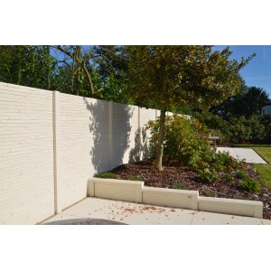 Betonzaun in Perlweiß gestrichen mit Beckers Acrylfarbe 5l. Sichtschutzzaun im Garten.