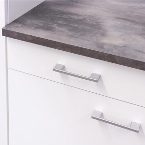 Detailaufnahme: Weiße Flex-Well Küchenzeile Lucca mit grauer Arbeitsplatte und silbernen Griffen.