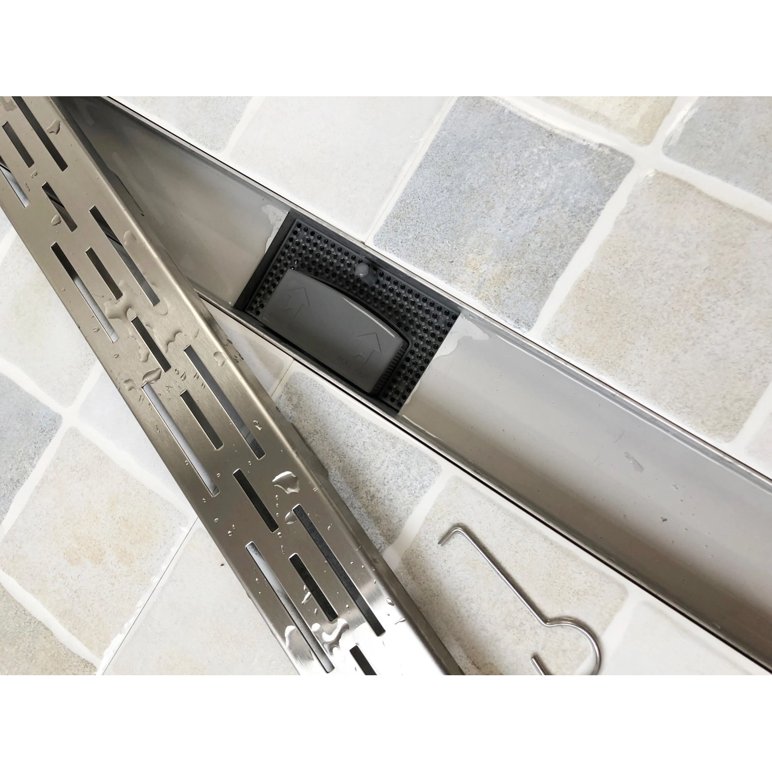Verosan+ Duschrinne Isel 70 cm aus Edelstahl mit Designrost und Zubehör.