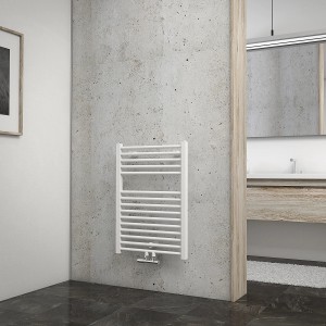 Weißer Schulte Design-Heizkörper Turbo I mit Mittenanschluss im modernen Bad.