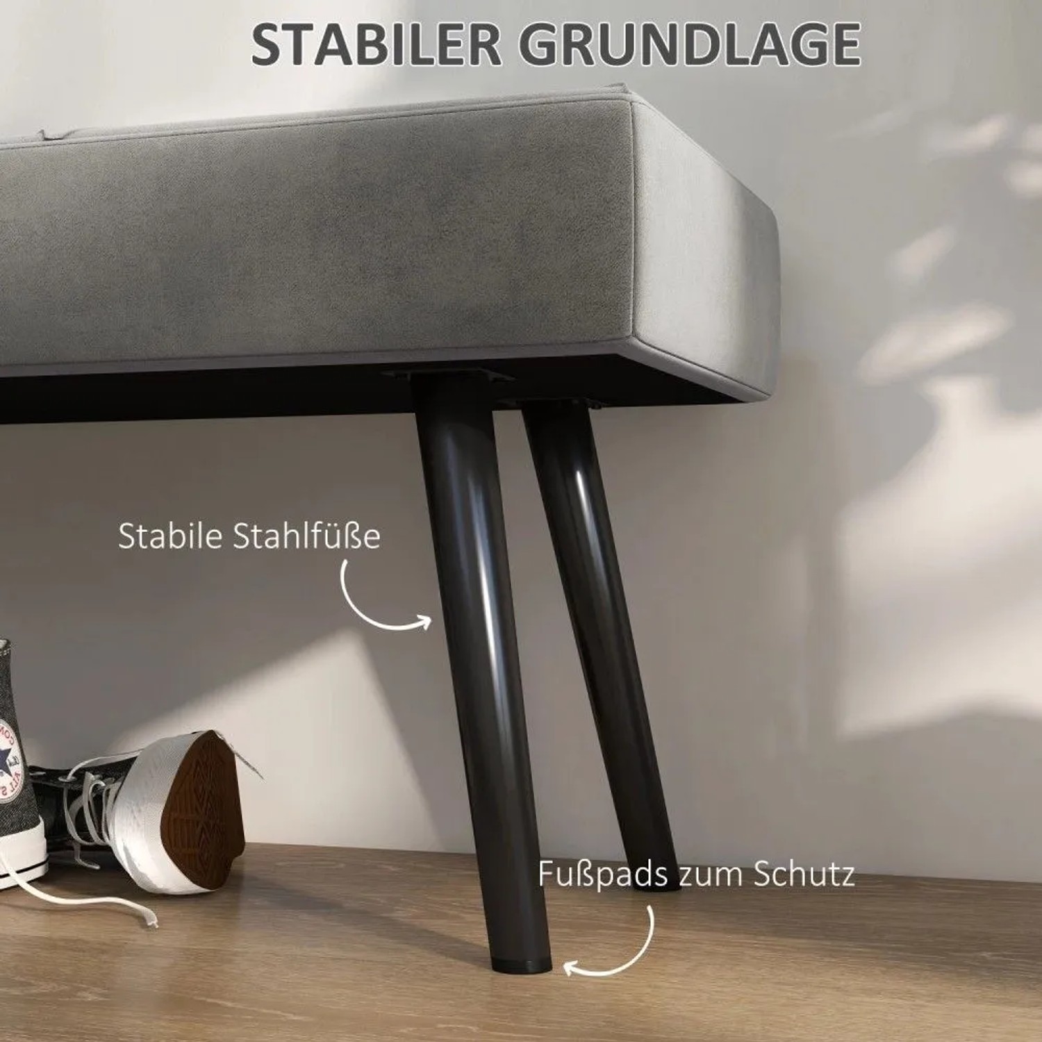 Graue HOMCOM Polsterbank in Samtoptik mit stabilen schwarzen Stahlfüßen und schützenden Fußpads.