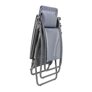 Zusammengeklappter Relaxsessel R CLIP Batyline Océan II in Grau. Sonnenliege mit Stahlgestell.