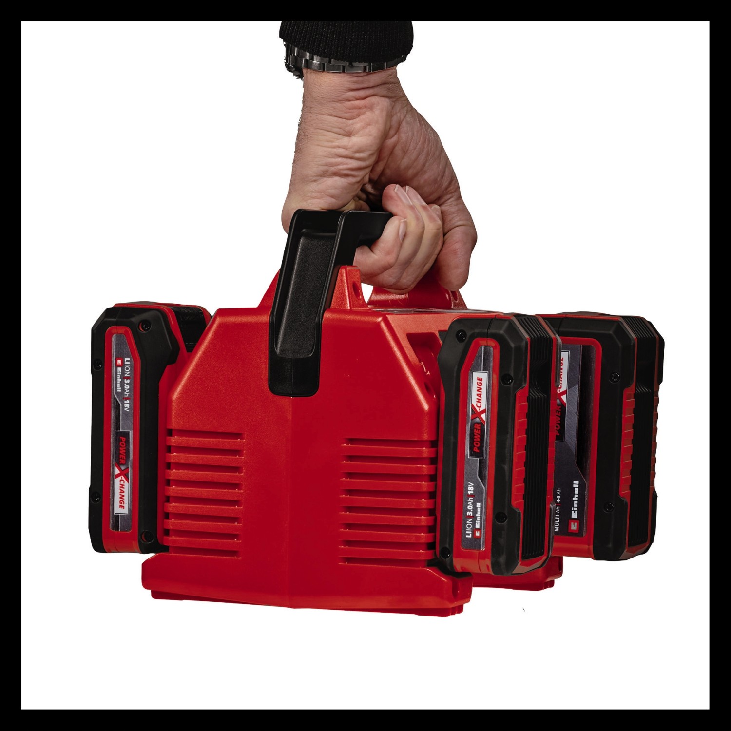 Einhell Power X-Change Power X-Quattrocharger 4 A mit vier eingesetzten Akkus, gehalten von einer Hand.