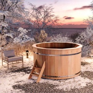 Finntherm Holz-Badefass Bergen Ø 160 cm im Wintergarten mit Leiter und Sitzgelegenheit.
