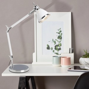 Verstellbare Brilliant Tischleuchte Octavia in Chrom und Weiß auf einem Schreibtisch.