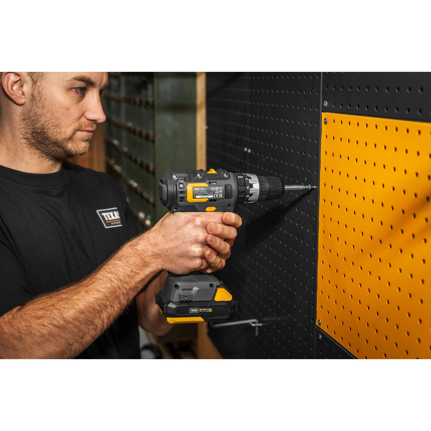 Texas 20V Schlagbohrmaschine IDX2000 im Einsatz beim Schrauben in eine Lochwand.