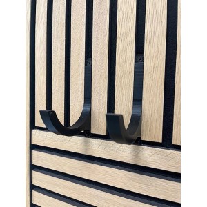 Schwarzes Denpanels Weinregal 3D an Akustikpaneel montiert.