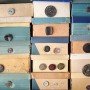 Stapel Schuhkartons, beklebt mit d-c-fix Klebefolie in verschiedenen Designs.