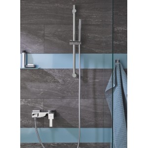 Grohe QuickFix Sail Cube Duscharmatur in Chrom mit Brausestange an grauer Wand.