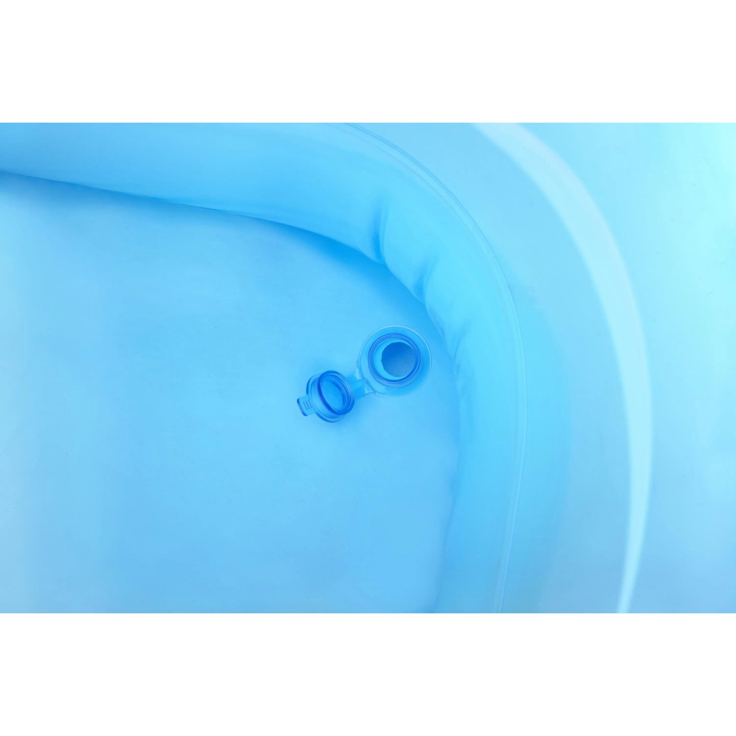 Detailaufnahme: Blaues Wasserspielcenter Aquarium mit Ventil.