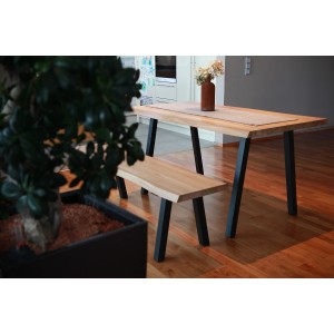 Tisch mit schwarzem A-Form Untergestell (700x710mm) und passender Bank. Möbelbeine für Innen- und Außenbereich.