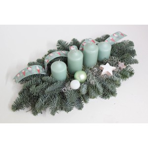 Adventsgesteck mit 4 Kerzen (45 cm) aus Eukalyptus, Tannengrün, Kugeln und Schleifenband.