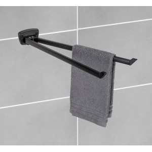 Schwarzer Wenko Handtuchhalter Basic mit 2 Armen und grauem Handtuch an grauer Wand.