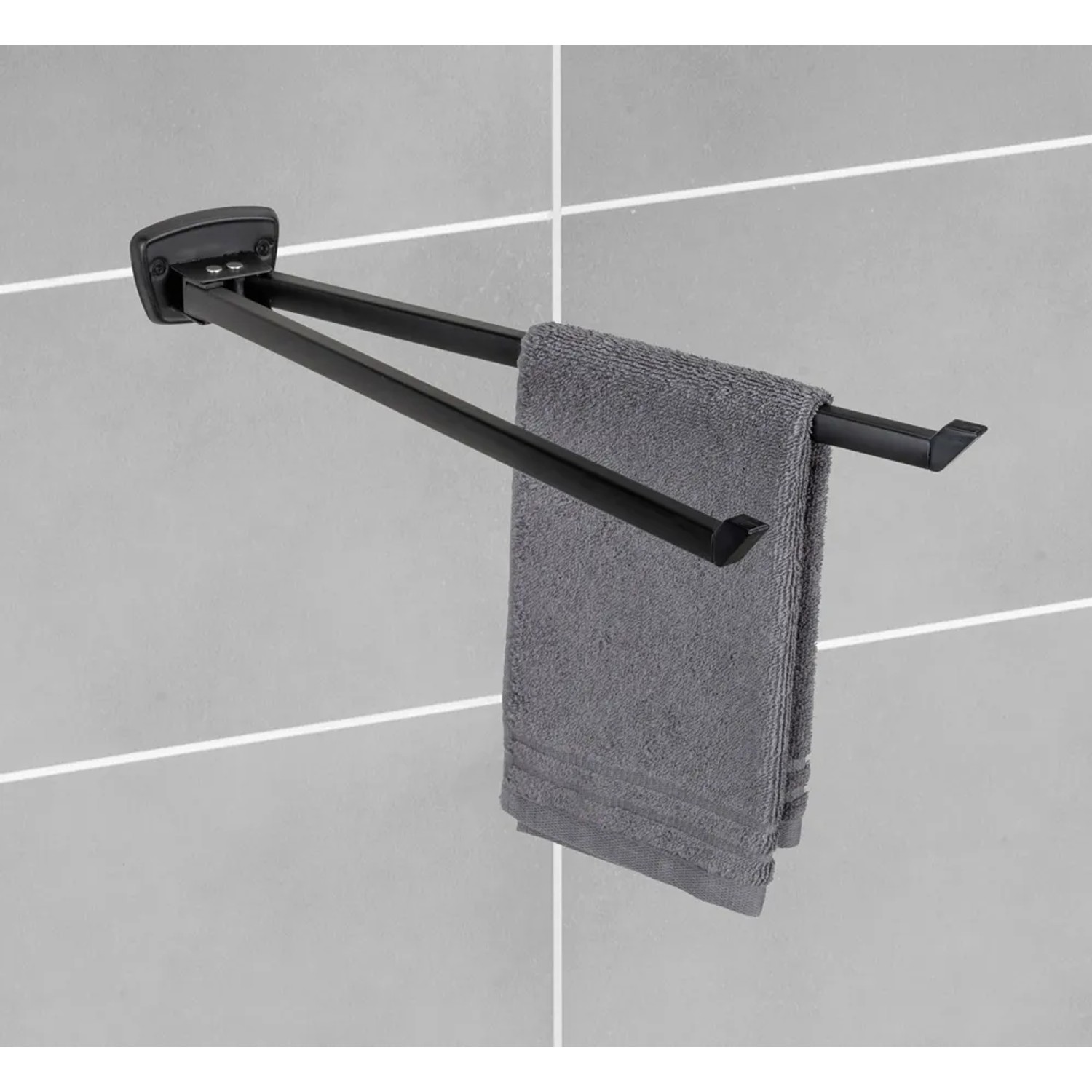 Schwarzer Wenko Handtuchhalter Basic mit 2 Armen und grauem Handtuch an grauer Wand.