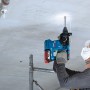 Bosch Professional Akku-Bohrhammer GBH 18V-24 C beim Bohren in Beton.