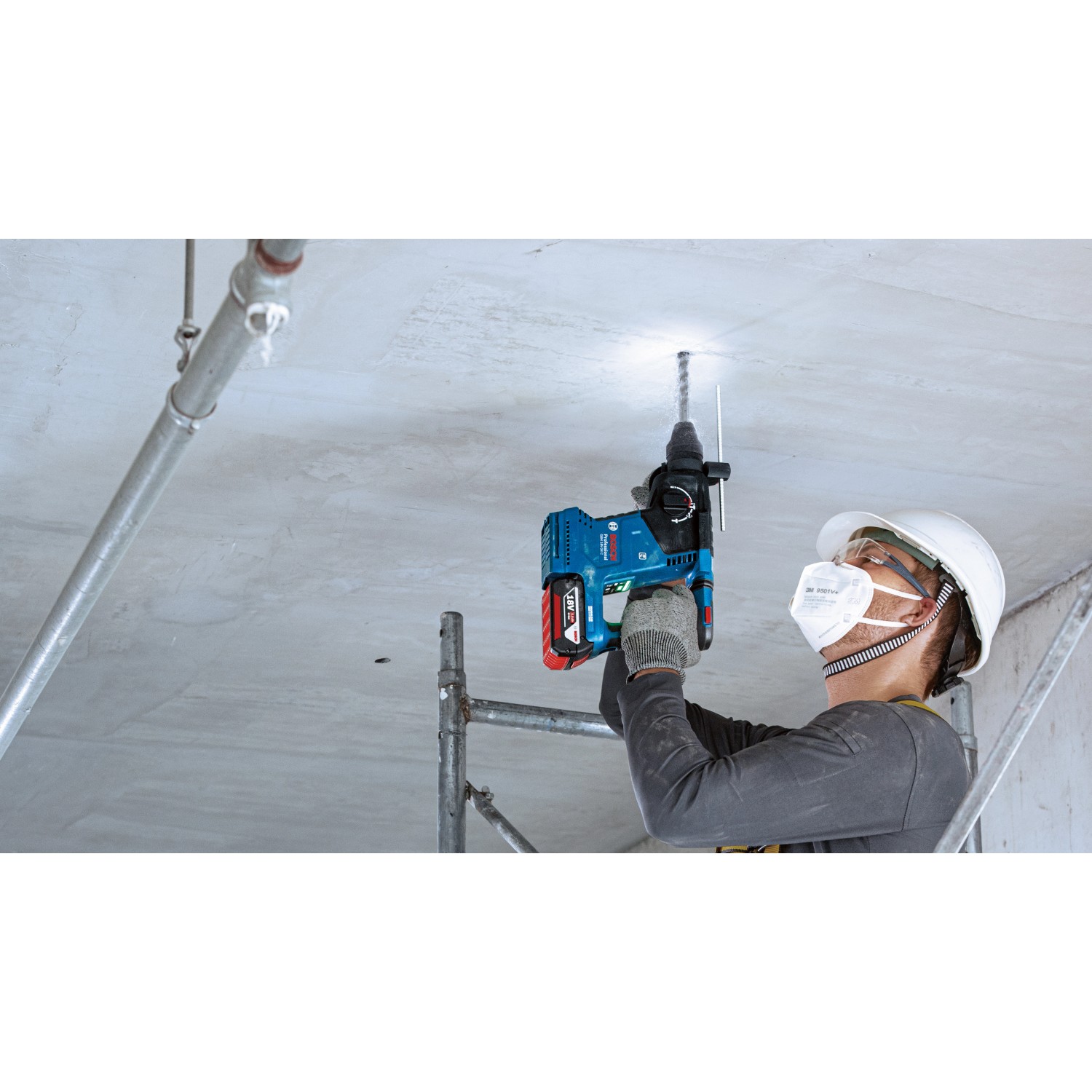 Bosch Professional Akku-Bohrhammer GBH 18V-24 C beim Bohren in Beton.